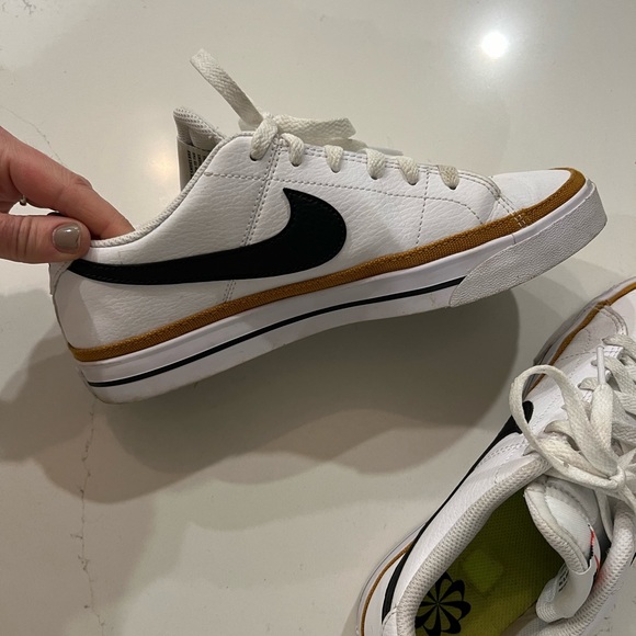 Gently used (worn 2x) Women’s Nike Court Legacy shoes - Picture 5 of 6